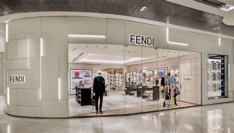 fendi negozio mensole